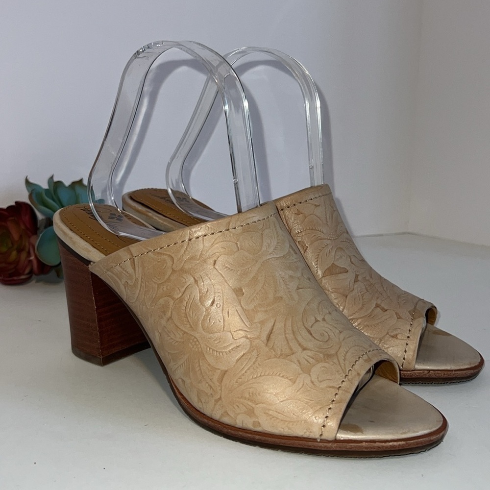 Patricia Nash Shelli Leather Floral Pattern Beige Slip On High Heal Shoes Size 9